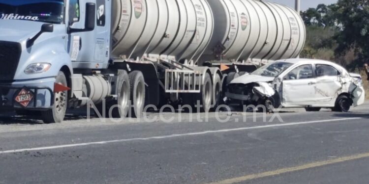 Tráiler causa choque múltiple con 5 lesionados