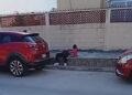 Hallan dormida en banqueta a joven madre junto a su hija de tres años
