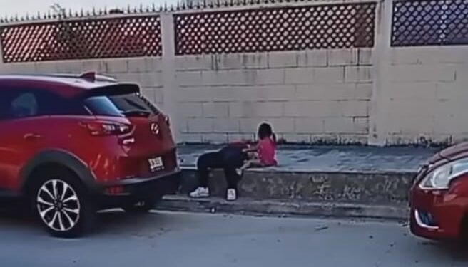 Hallan dormida en banqueta a joven madre junto a su hija de tres años