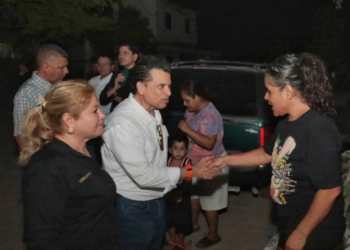 Lalo Gattás recorre y escucha a vecinos de la colonia Linda Vista.