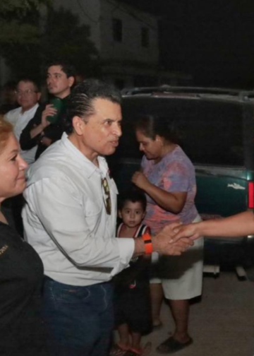 Lalo Gattás recorre y escucha a vecinos de la colonia Linda Vista.