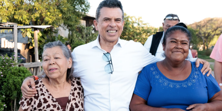 Entrega Lalo Gattás nuevos cuartos dormitorio en la colonia Todos por Tamaulipas.