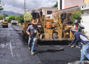 Pavimentación y bacheo de calles en Victoria no se detiene.