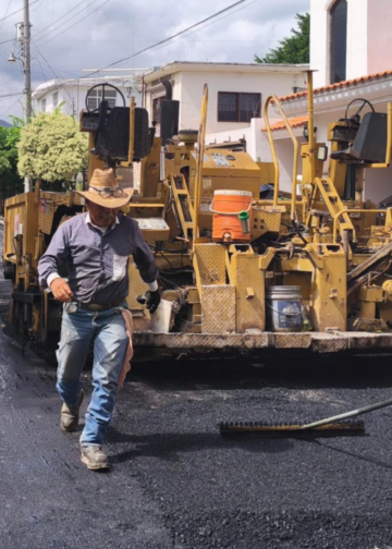 Pavimentación y bacheo de calles en Victoria no se detiene.