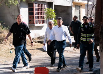 Supervisa alcalde obras de agua potable y drenaje en sectores de Victoria.