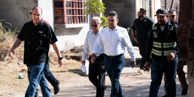 Supervisa alcalde obras de agua potable y drenaje en sectores de Victoria.