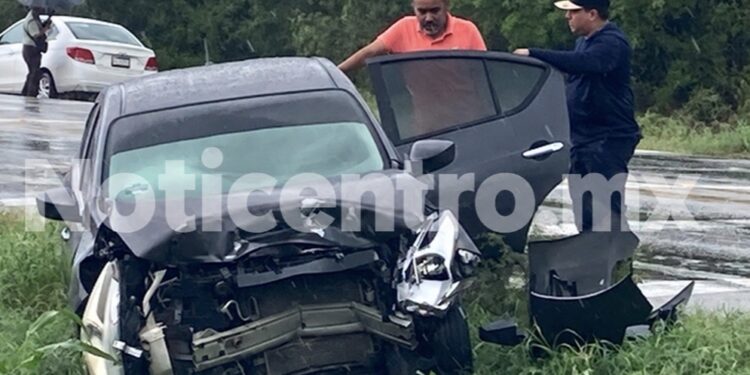 Embarazada resulta lesionada en choque carretero