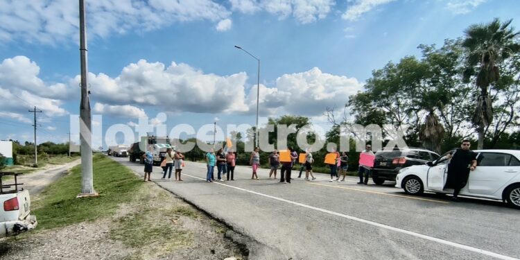 Hartos de olores fétidos habitantes de Güémez bloquean carretera