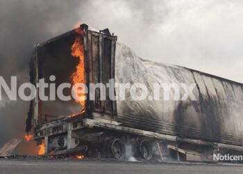 Muere chofer en choque e incendio de dos tráileres en la Victoria-Zaragoza