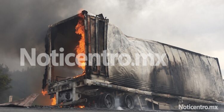 Muere chofer en choque e incendio de dos tráileres en la Victoria-Zaragoza