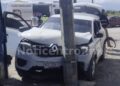 Microbús arrastra a DiDi  y lo estrella contra poste; hay 6 lesionados.