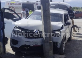 Microbús arrastra a DiDi  y lo estrella contra poste; hay 6 lesionados.