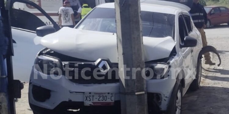 Microbús arrastra a DiDi  y lo estrella contra poste; hay 6 lesionados.