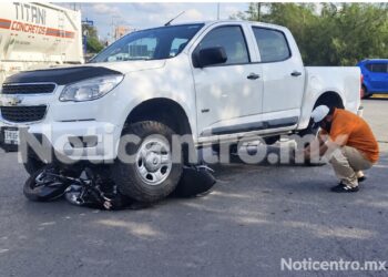 Motociclista termina debajo de camioneta tras choque en libramiento Naciones Unidas