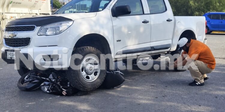 Motociclista termina debajo de camioneta tras choque en libramiento Naciones Unidas