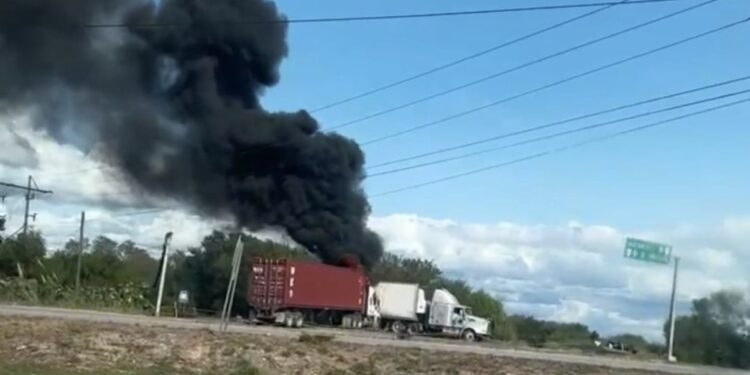 Narcobloqueos paralizan carreteras de Victoria a la frontera y Monterrey